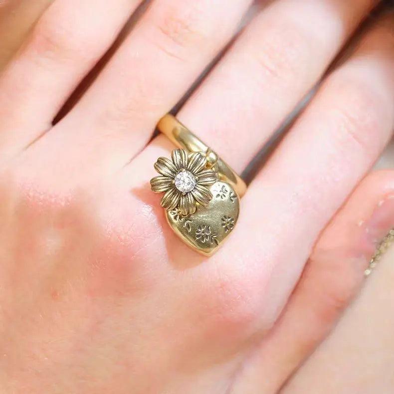 Vintage Heart Daisy Ring