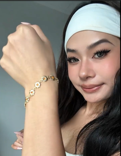 Radiant Gold Daisy Bracelet