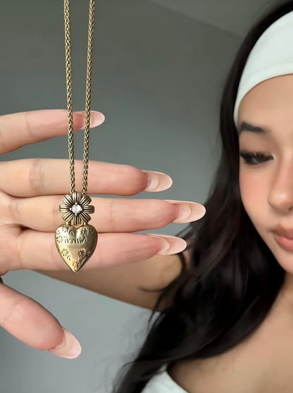 Vintage Daisy Heart Pendant Necklace